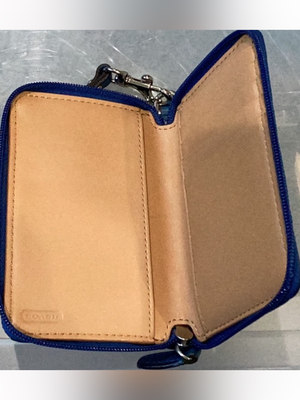 Vintage Coach Teal Blue Leather turn lock Wristlet with Nickel Hardware - Picture 4 of 7